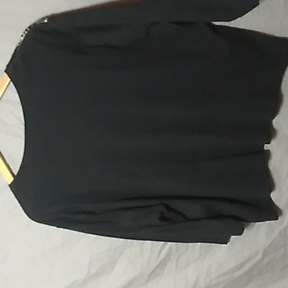 Basic Editions blouse in 3X Black in applique flowers - Picture 5 of 8